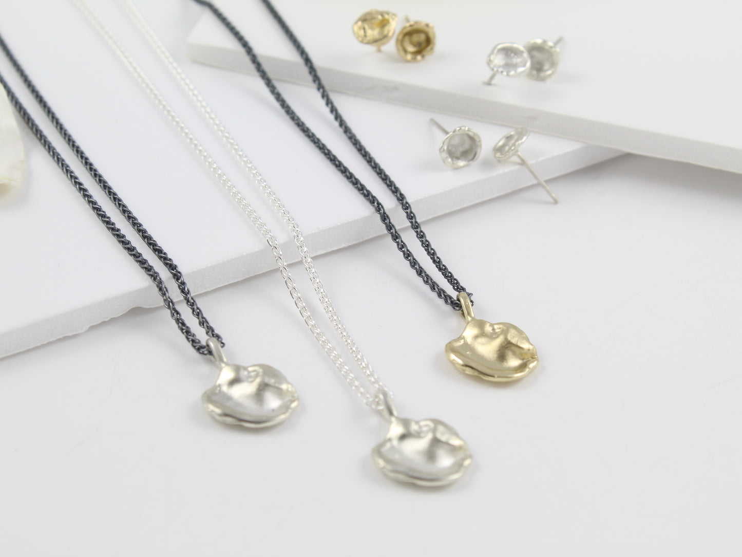 Oyster Solid Gold Pendant