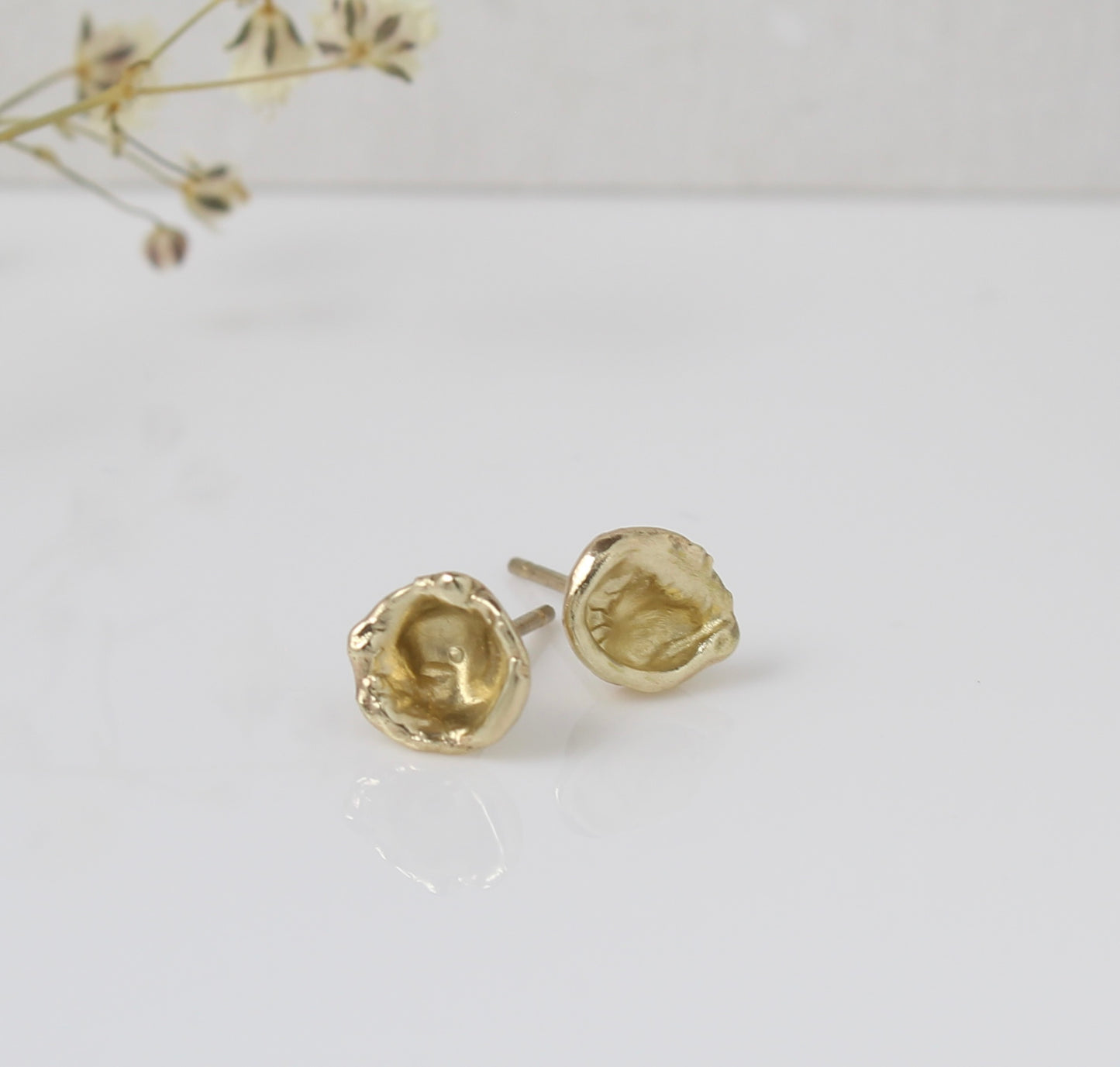 Oyster Gold Stud Earring