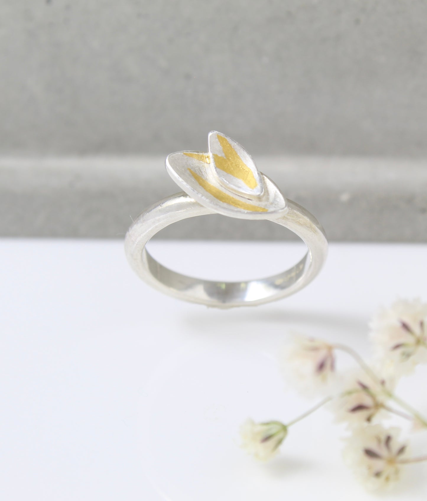 Olive double leafed ring in silver and gold
