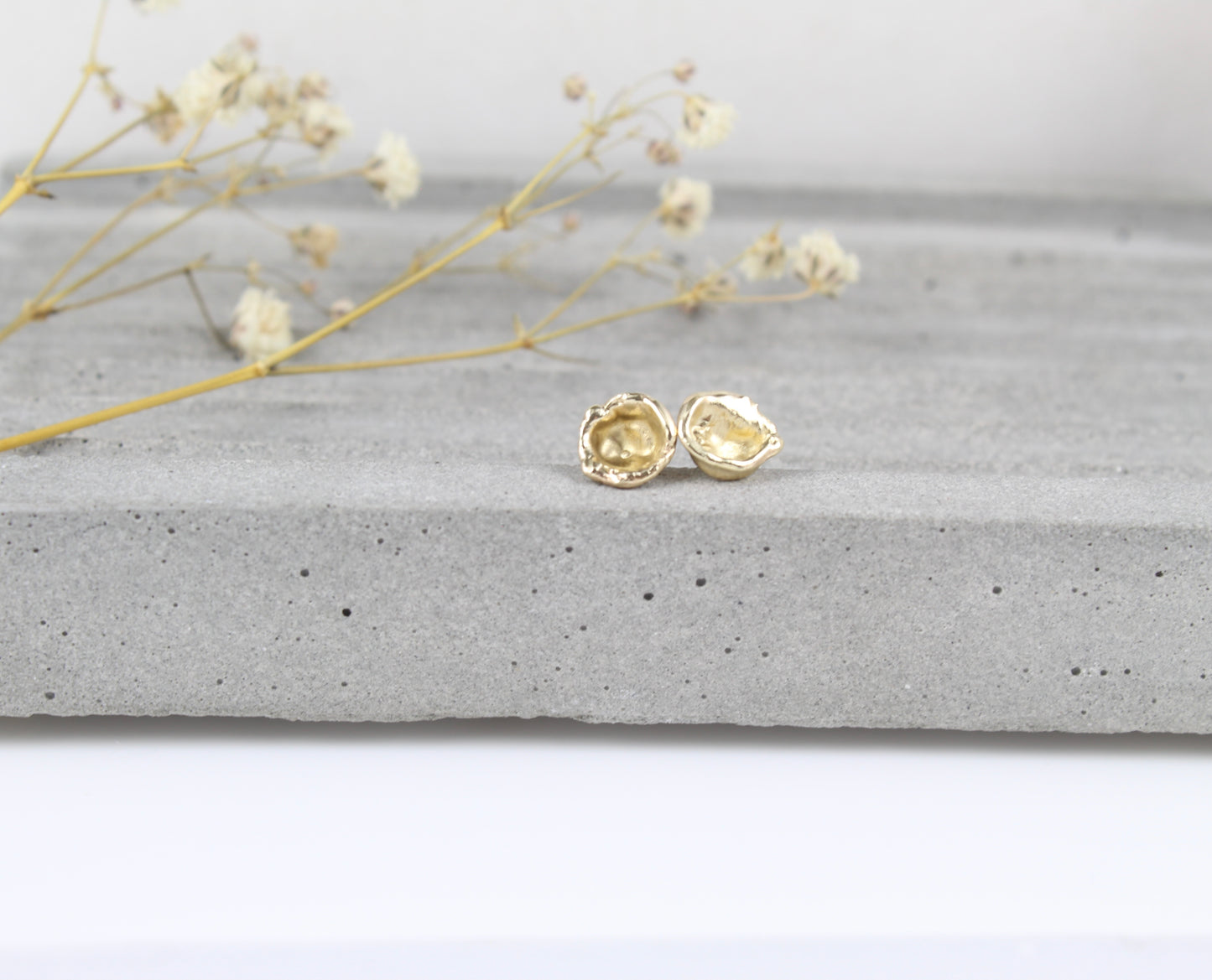Oyster Gold Stud Earring