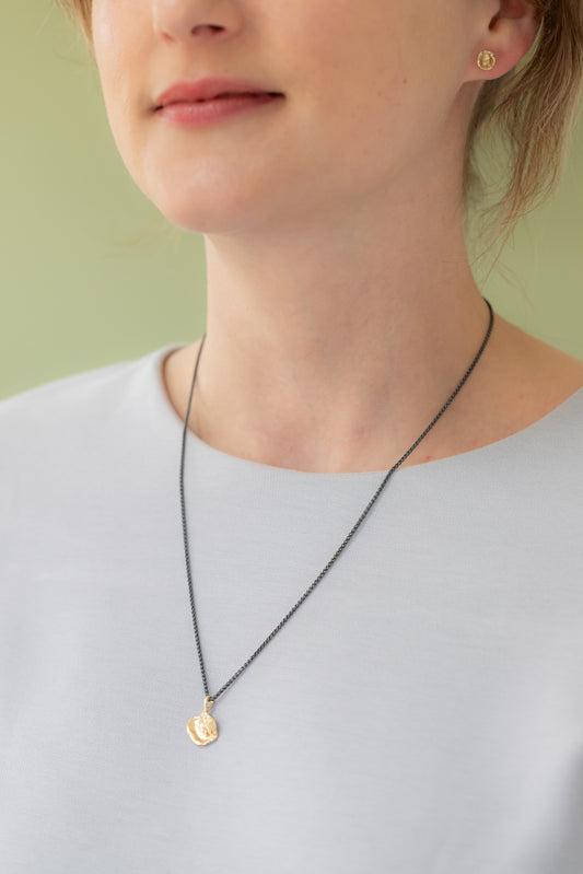 Oyster Solid Gold Pendant