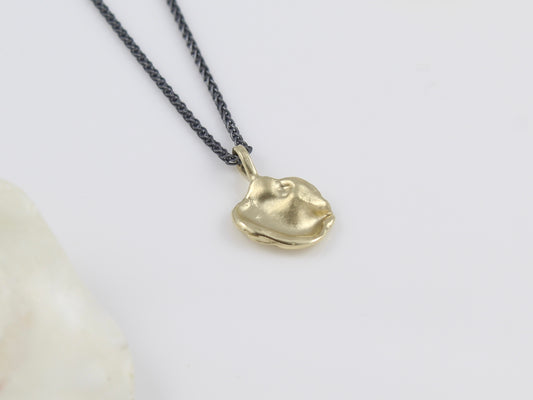 Oyster Solid Gold Pendant